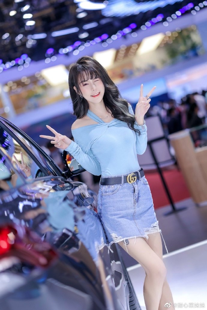 美女车模牛仔短裙修长美腿私拍