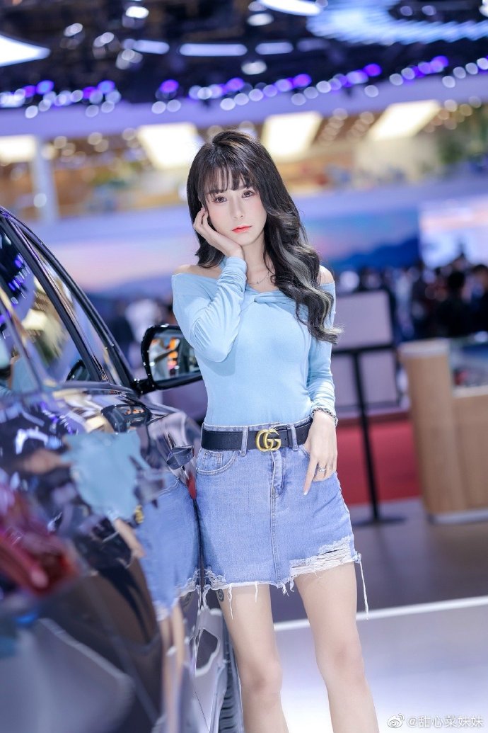 美女车模牛仔短裙修长美腿私拍