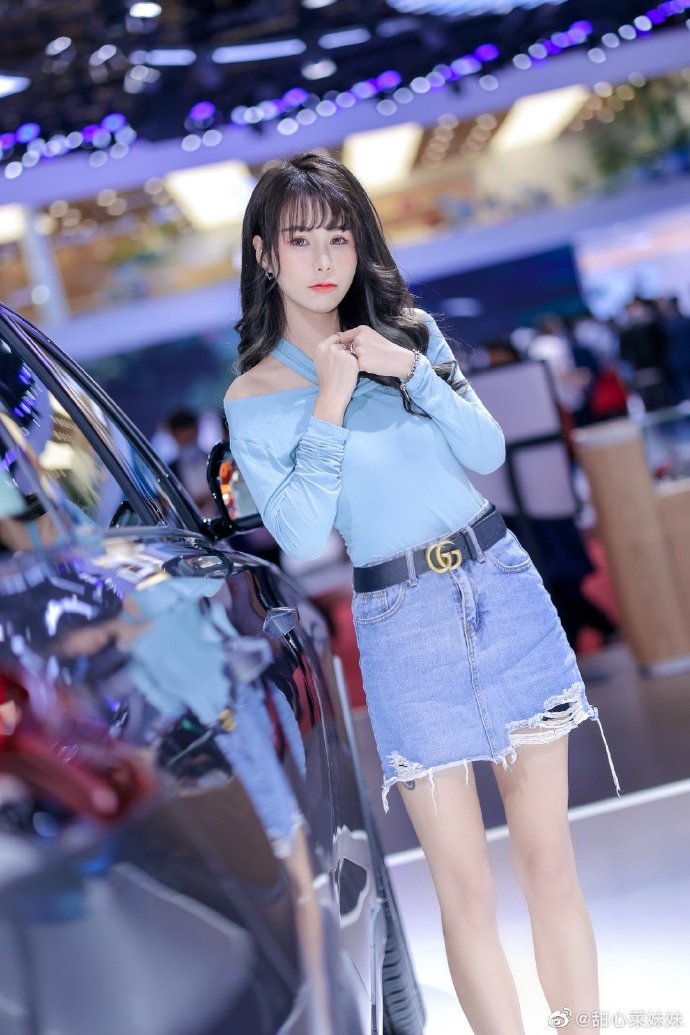 美女车模牛仔短裙修长美腿私拍