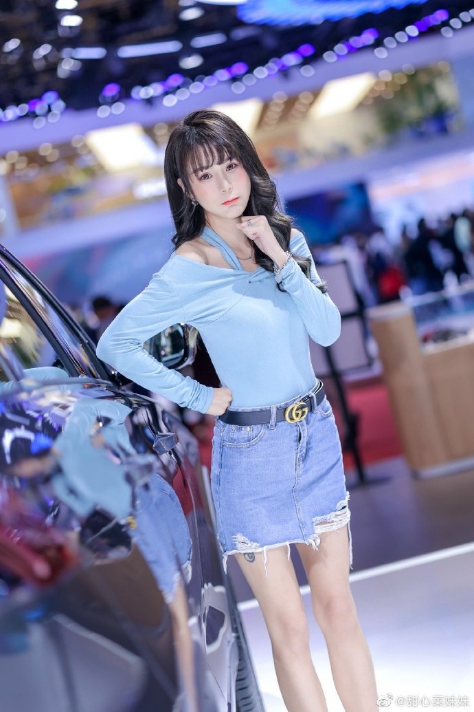 美女车模牛仔短裙修长美腿私拍