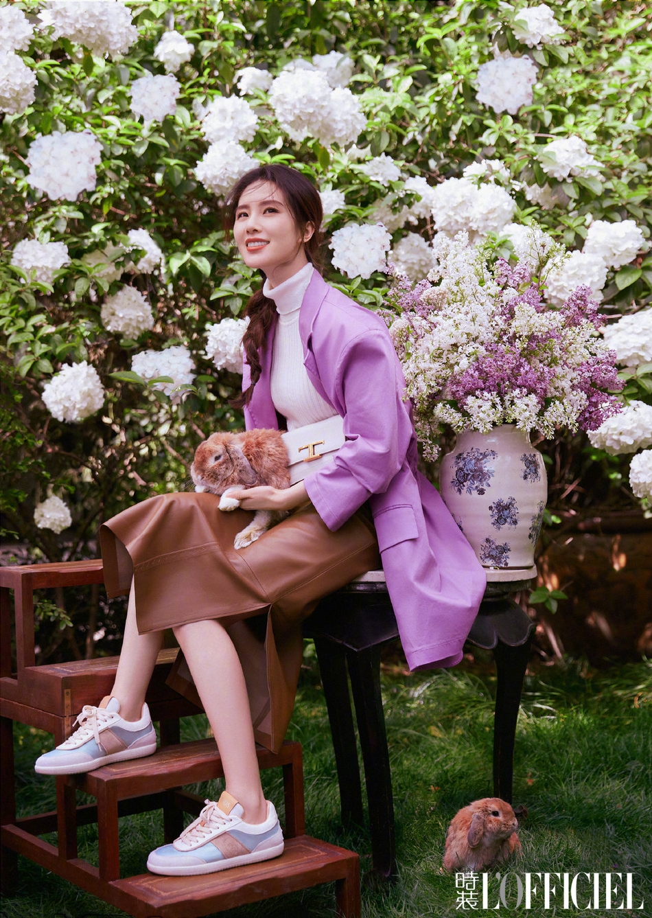 刘诗诗置身花丛温暖迷人杂志写真