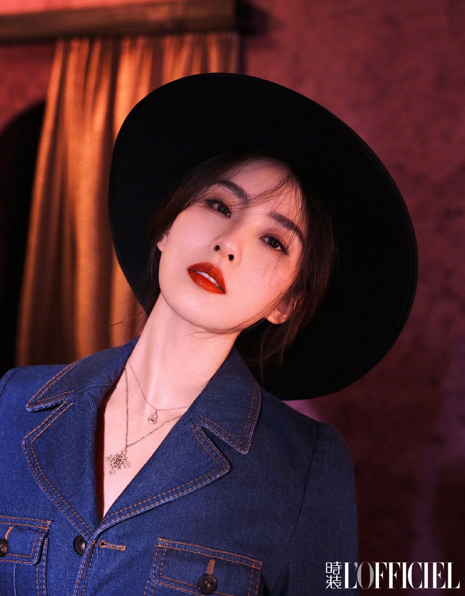 刘诗诗置身花丛温暖迷人杂志写真