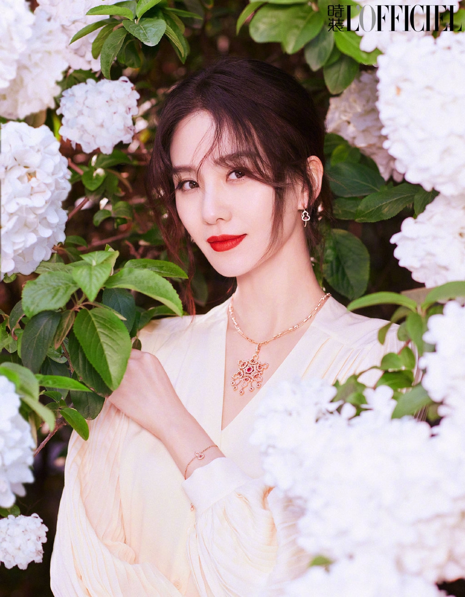 刘诗诗置身花丛温暖迷人杂志写真