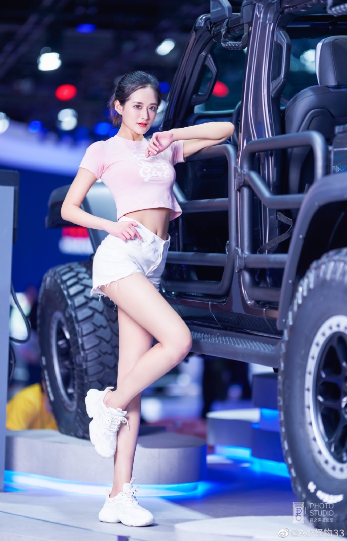 青春靓丽美女车模细腰长腿美图