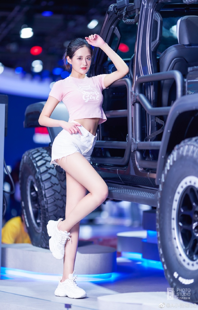 青春靓丽美女车模细腰长腿美图