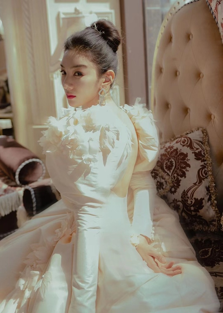 黄奕奶白色公主裙高贵优雅写真