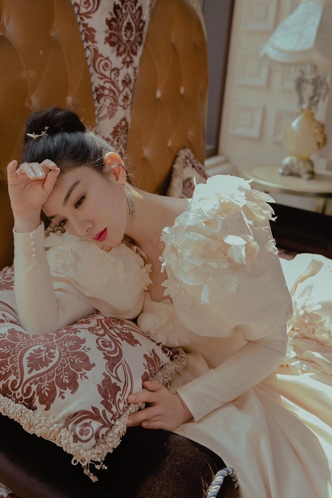 黄奕奶白色公主裙高贵优雅写真