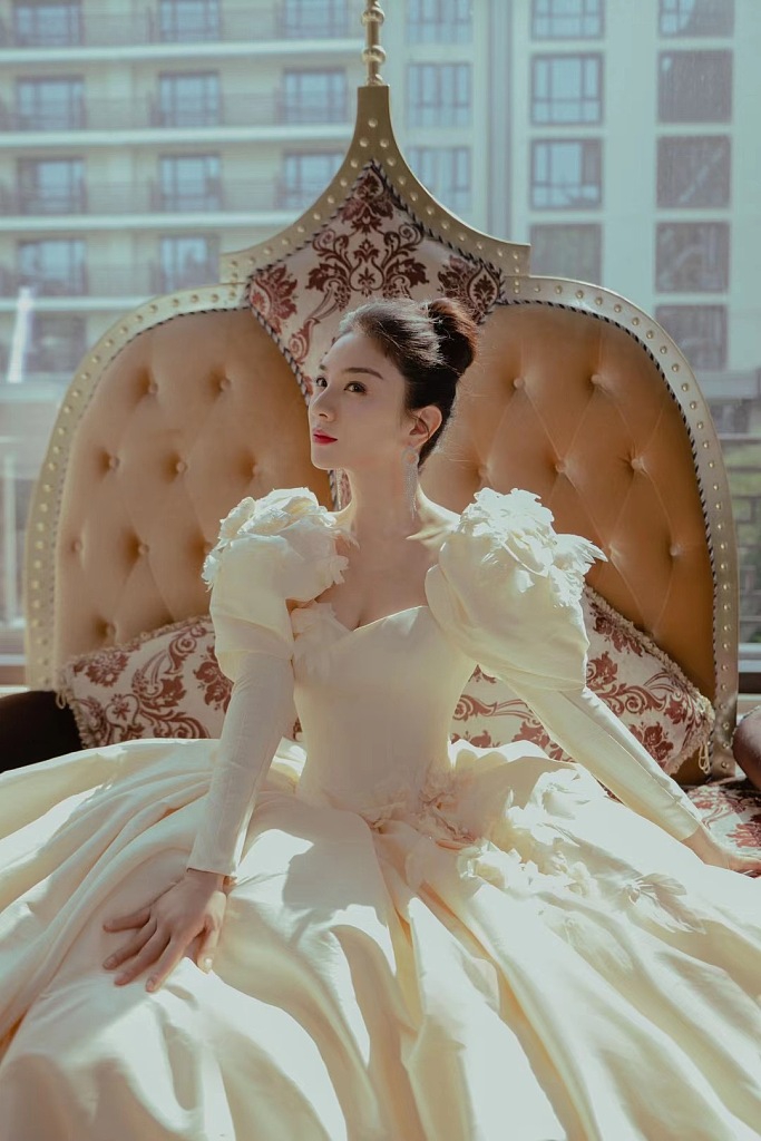 黄奕奶白色公主裙高贵优雅写真