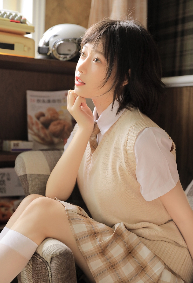 短发美女学生妹白丝美腿私房照