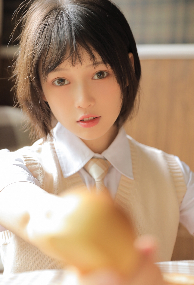 短发美女学生妹白丝美腿私房照