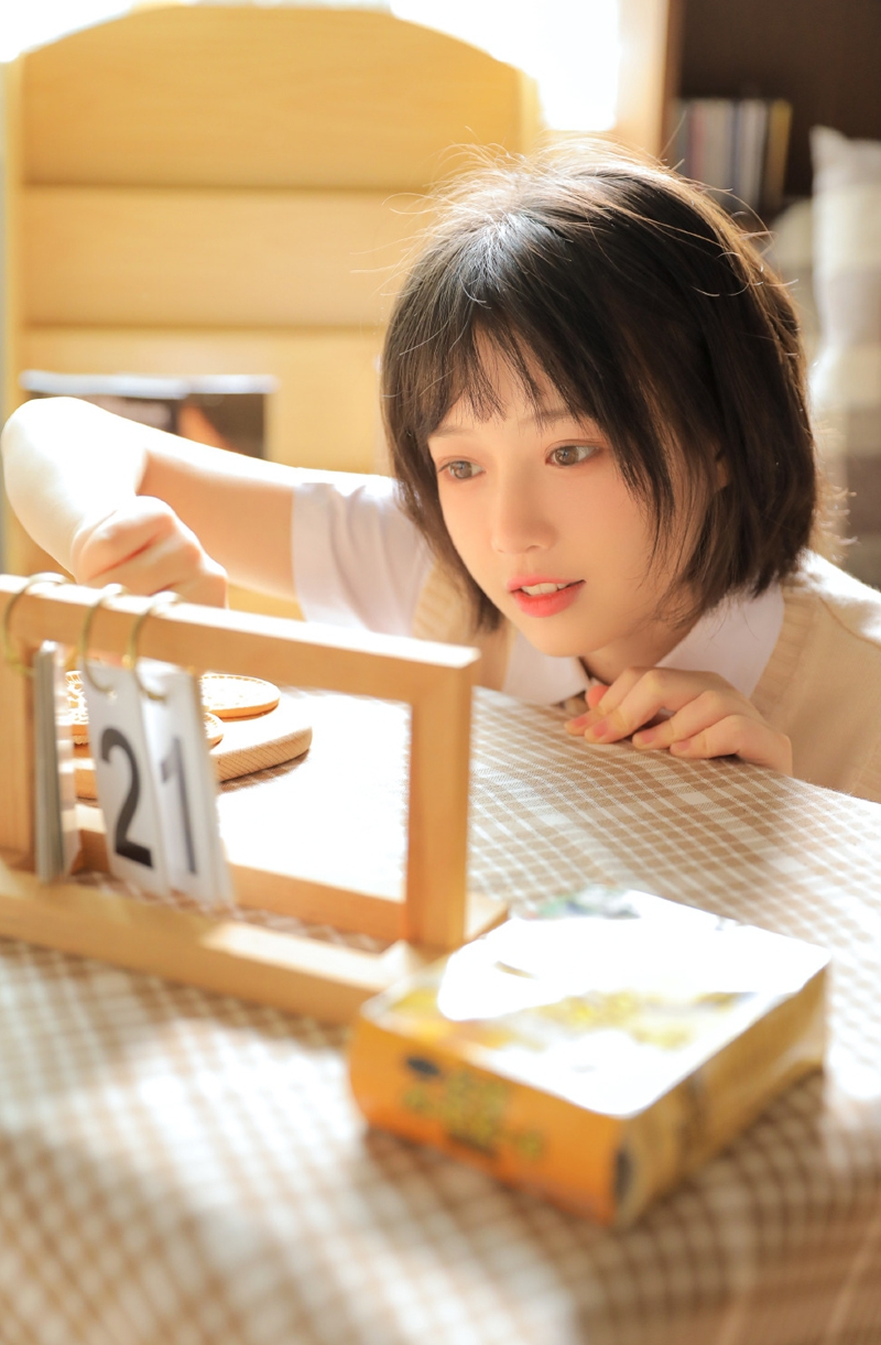 短发美女学生妹白丝美腿私房照