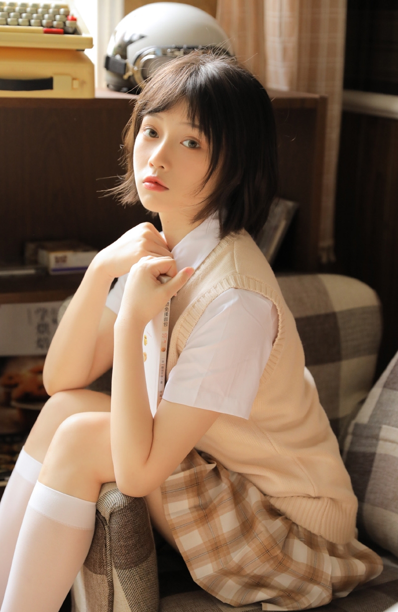 短发美女学生妹白丝美腿私房照
