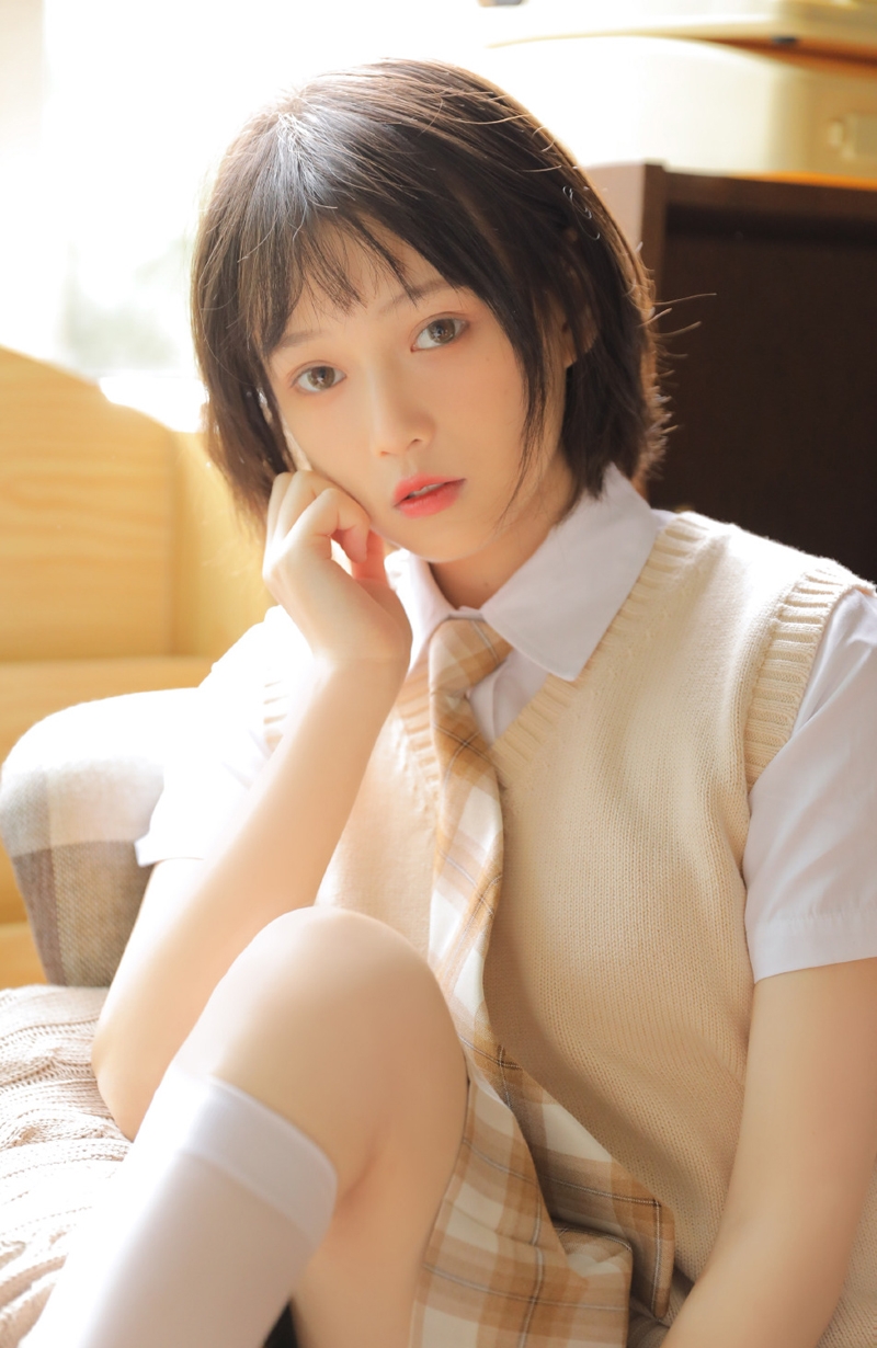 短发美女学生妹白丝美腿私房照