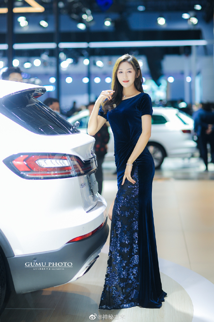 性感迷人美女车模前凸后翘图片