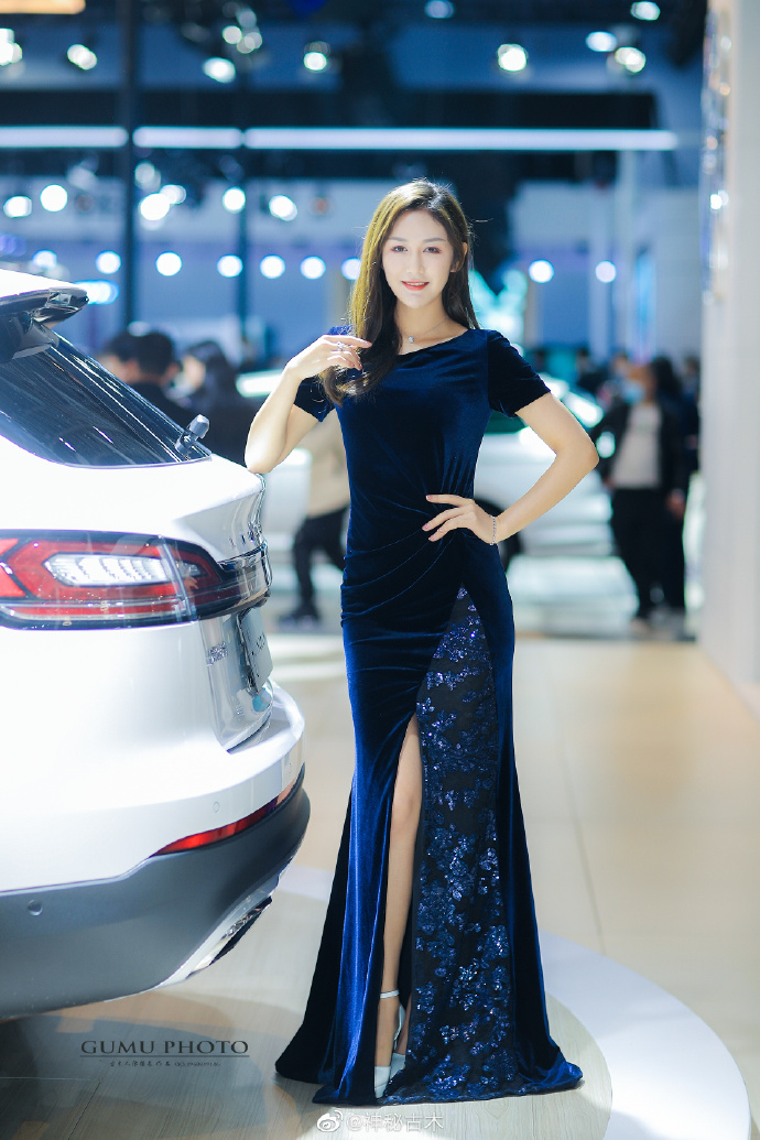 性感迷人美女车模前凸后翘图片