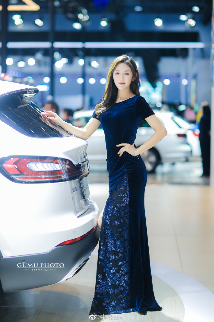 性感迷人美女车模前凸后翘图片