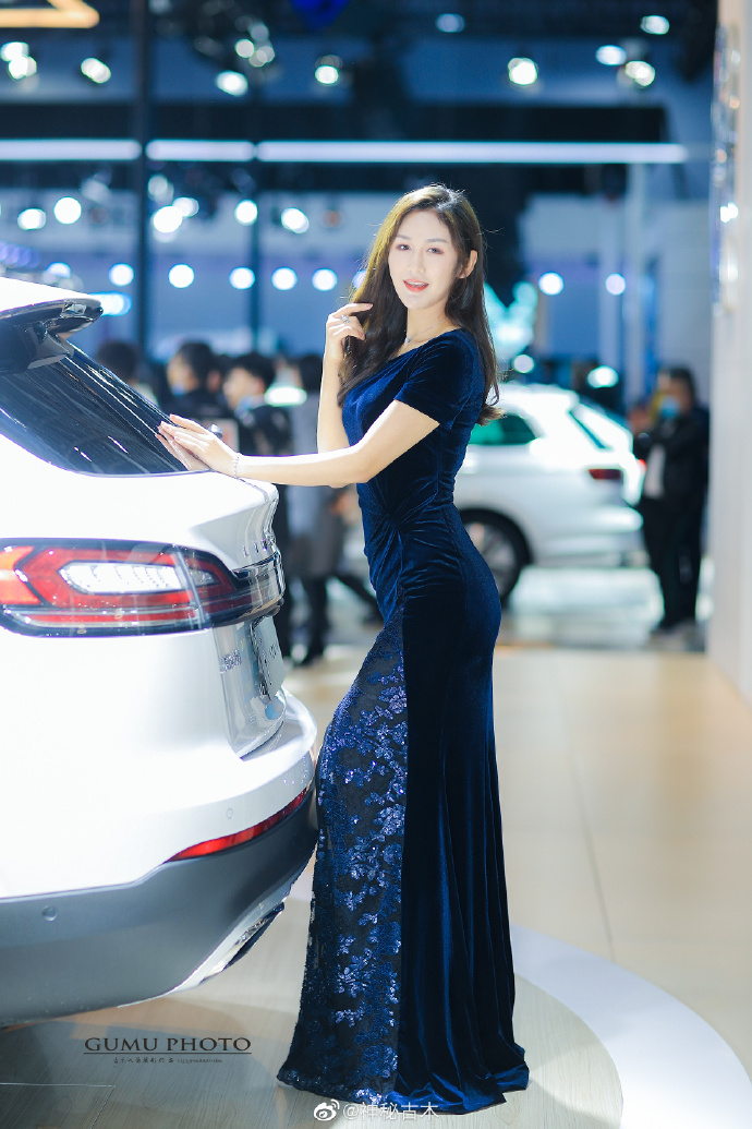 性感迷人美女车模前凸后翘图片