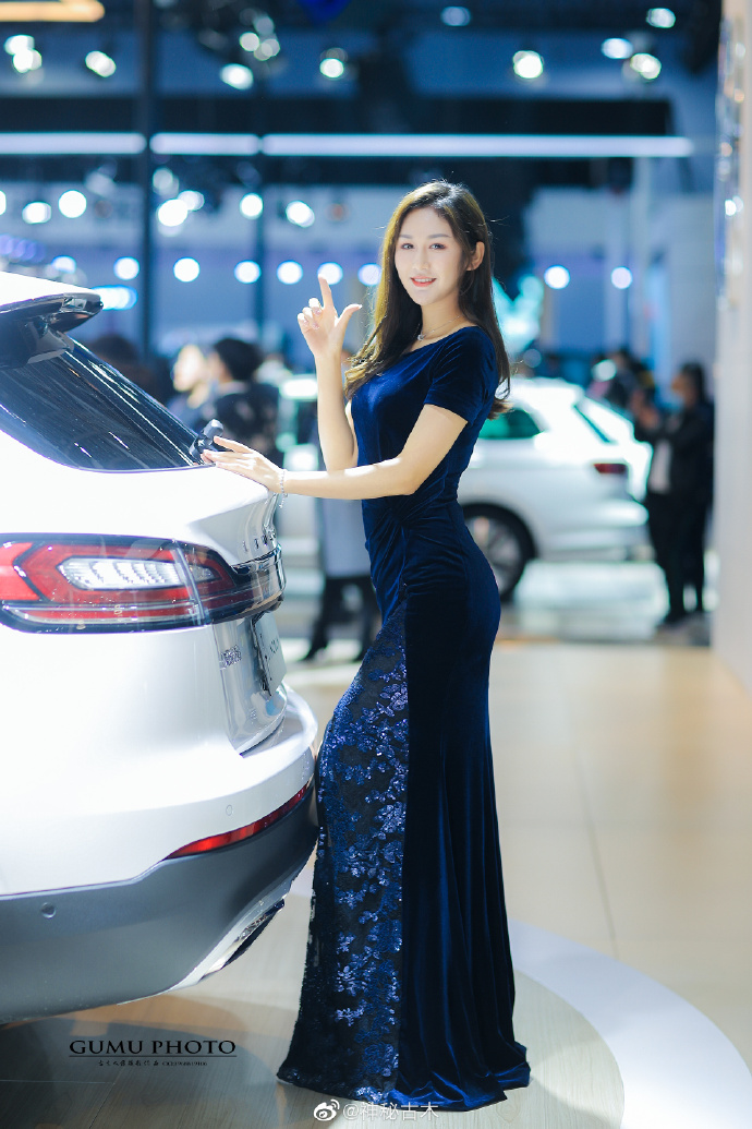 性感迷人美女车模前凸后翘图片