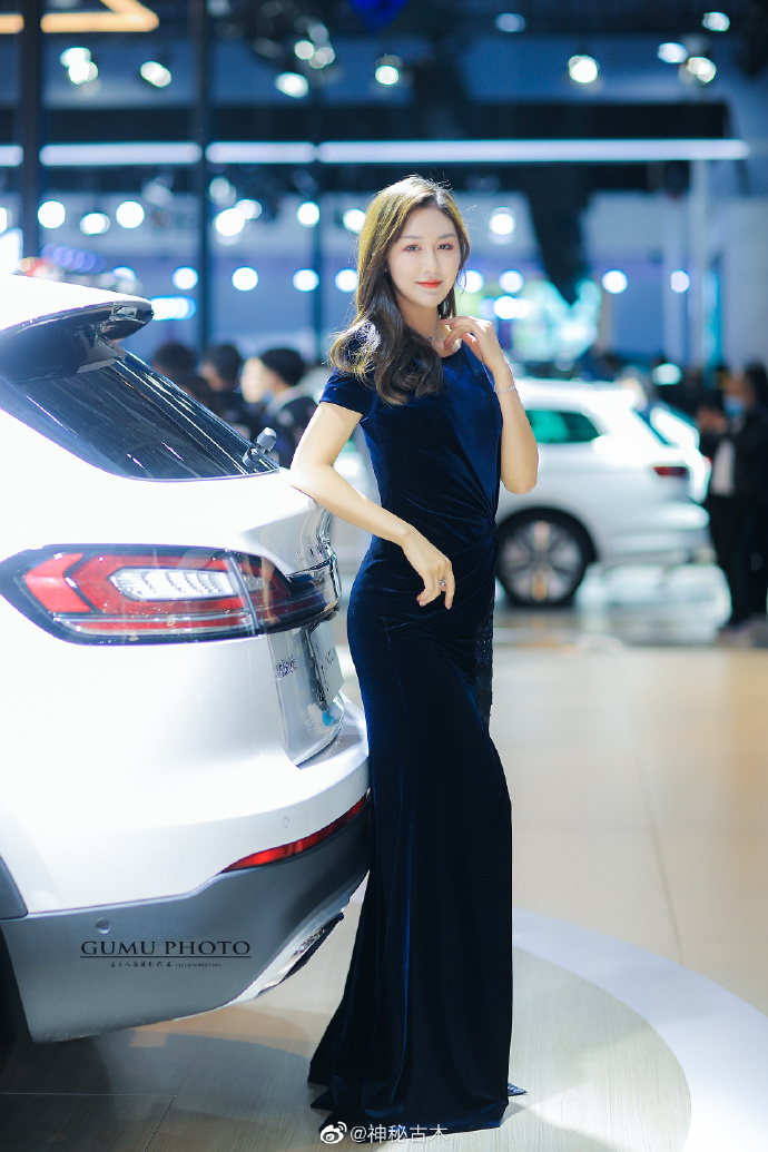 性感迷人美女车模前凸后翘图片