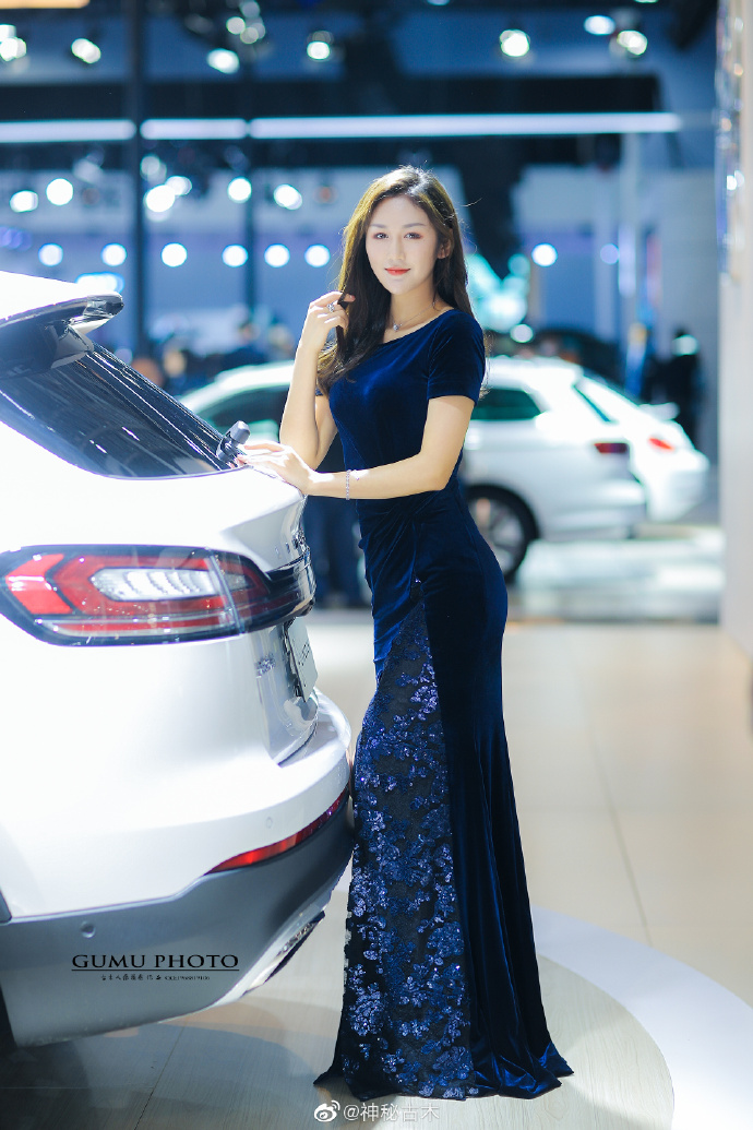 性感迷人美女车模前凸后翘图片