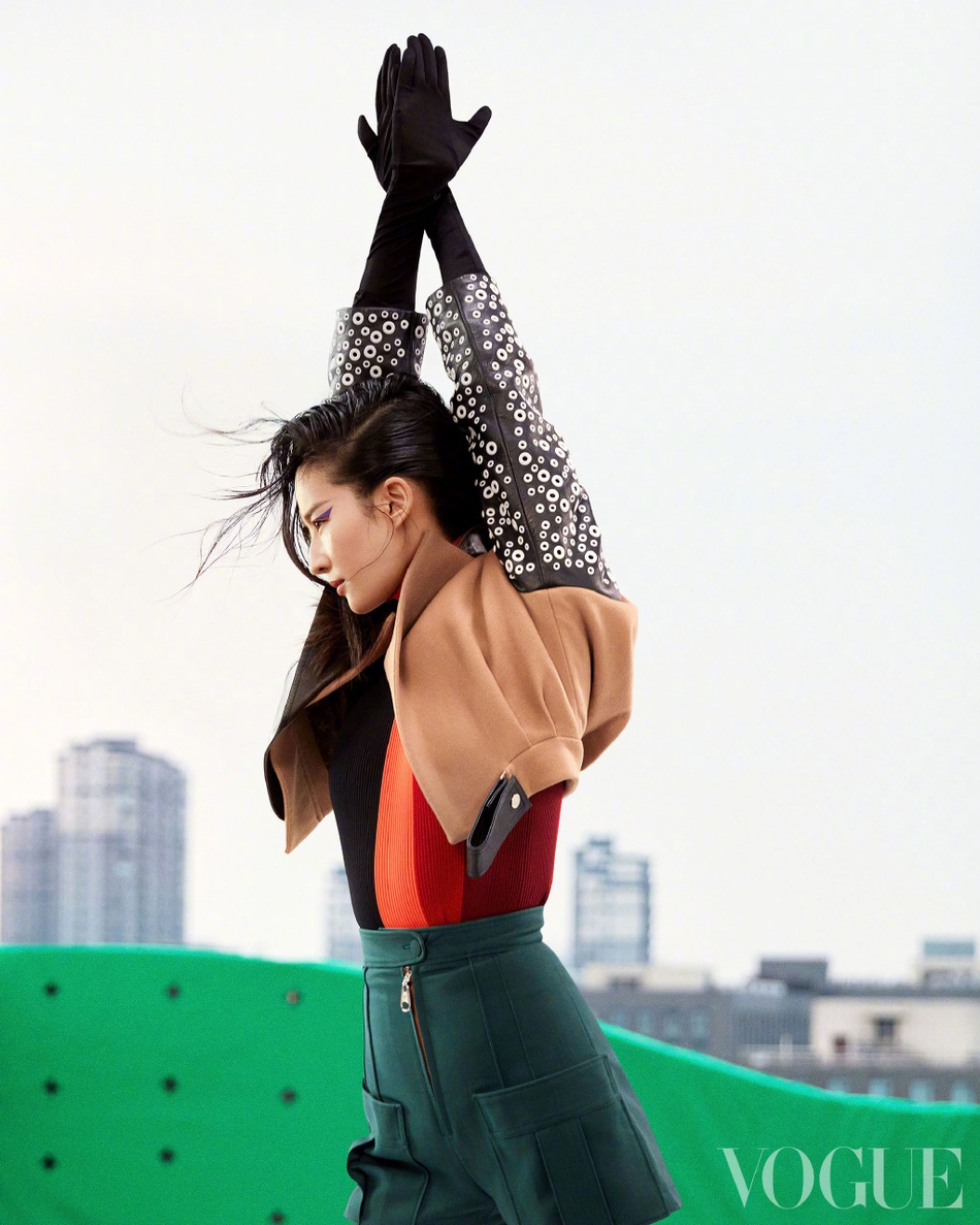 刘亦菲紫色猫眼妆酷飒运动风写真