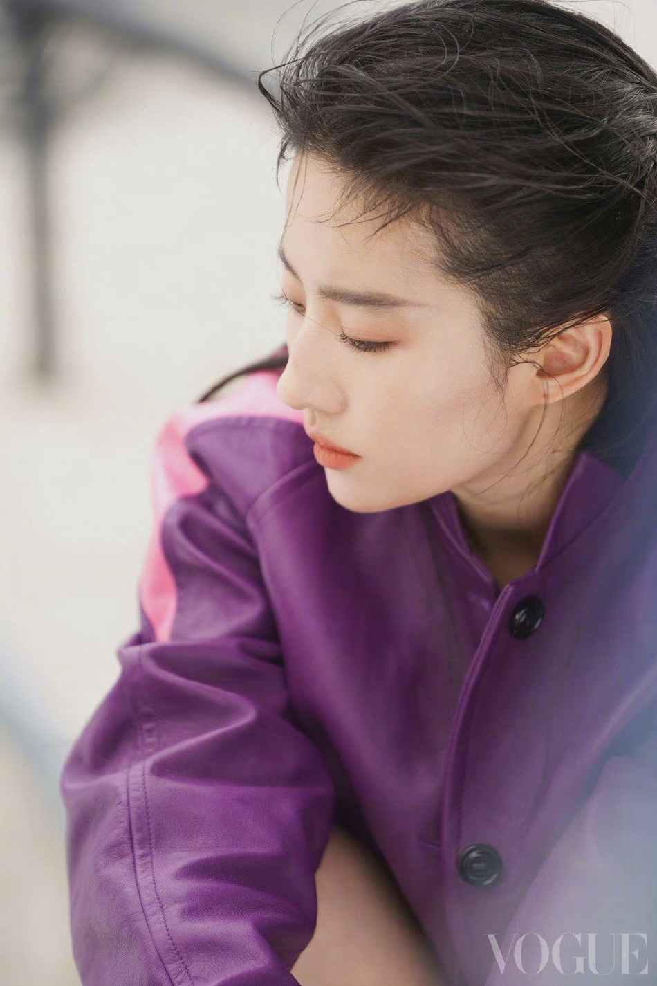 刘亦菲紫色猫眼妆酷飒运动风写真