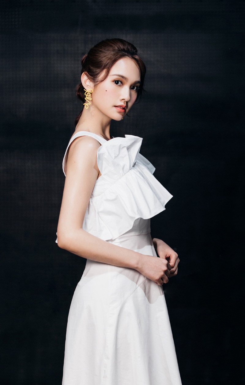 杨丞琳麻花辫造型宛如小女生写真