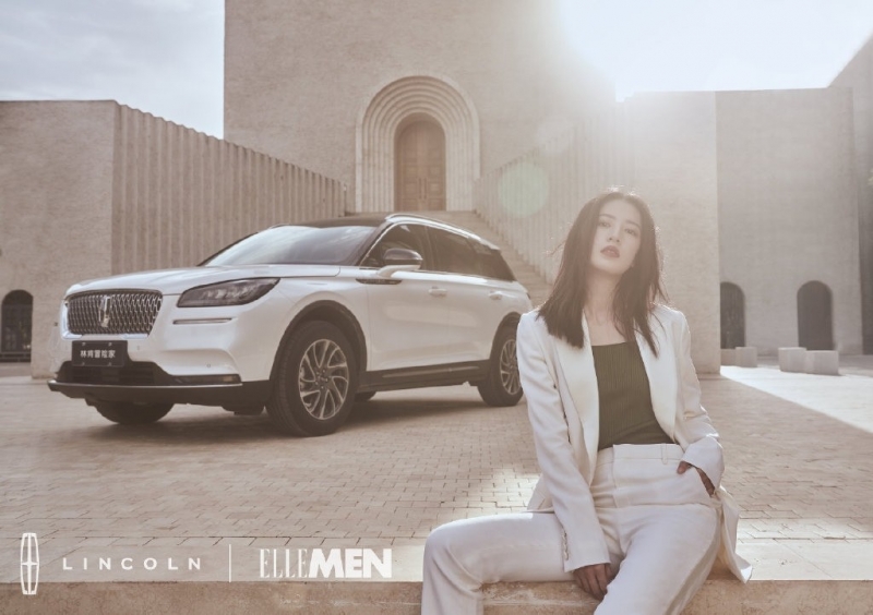 周雨彤白色西装干练利落代言写真