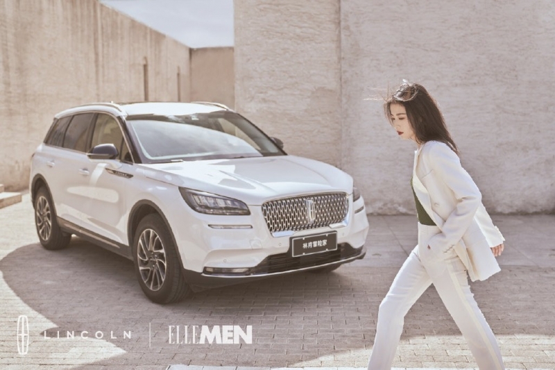 周雨彤白色西装干练利落代言写真