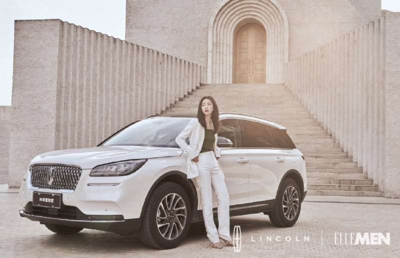 周雨彤白色西装干练利落代言写真