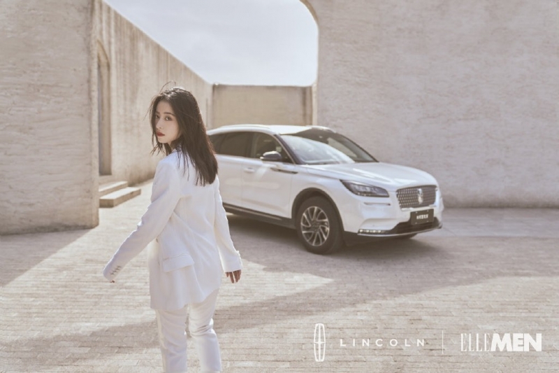 周雨彤白色西装干练利落代言写真