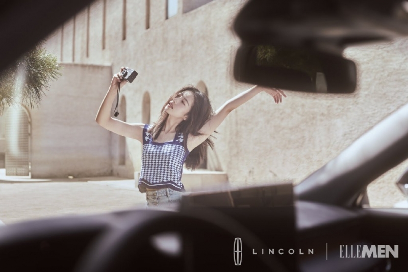 周雨彤白色西装干练利落代言写真