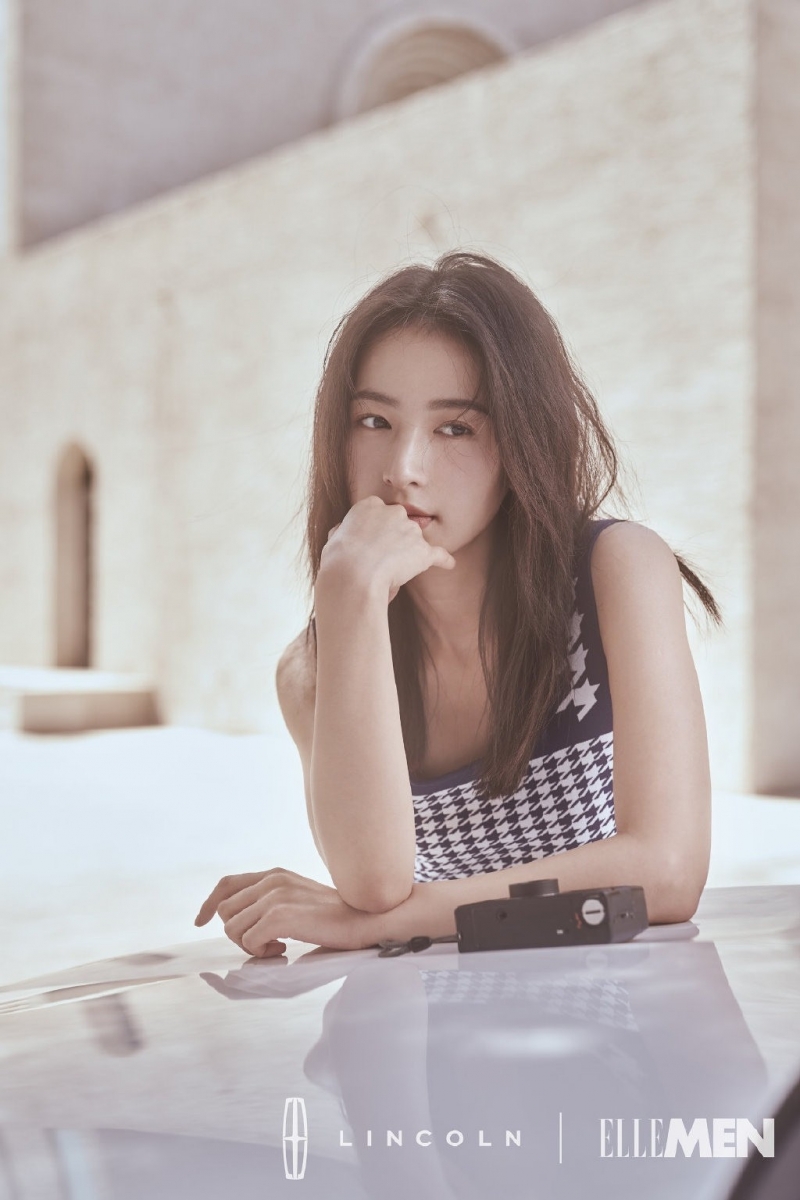 周雨彤白色西装干练利落代言写真