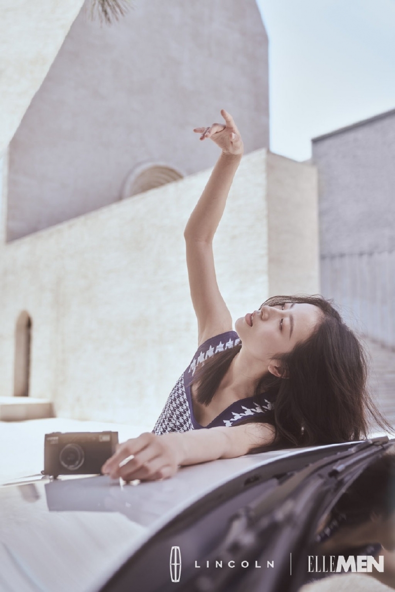 周雨彤白色西装干练利落代言写真