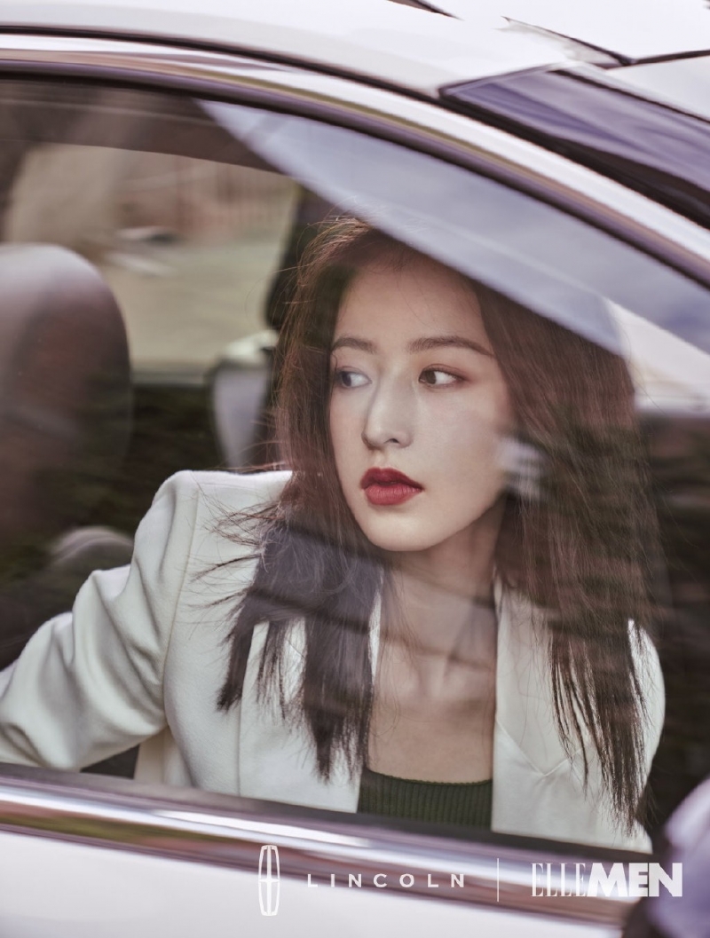 周雨彤白色西装干练利落代言写真