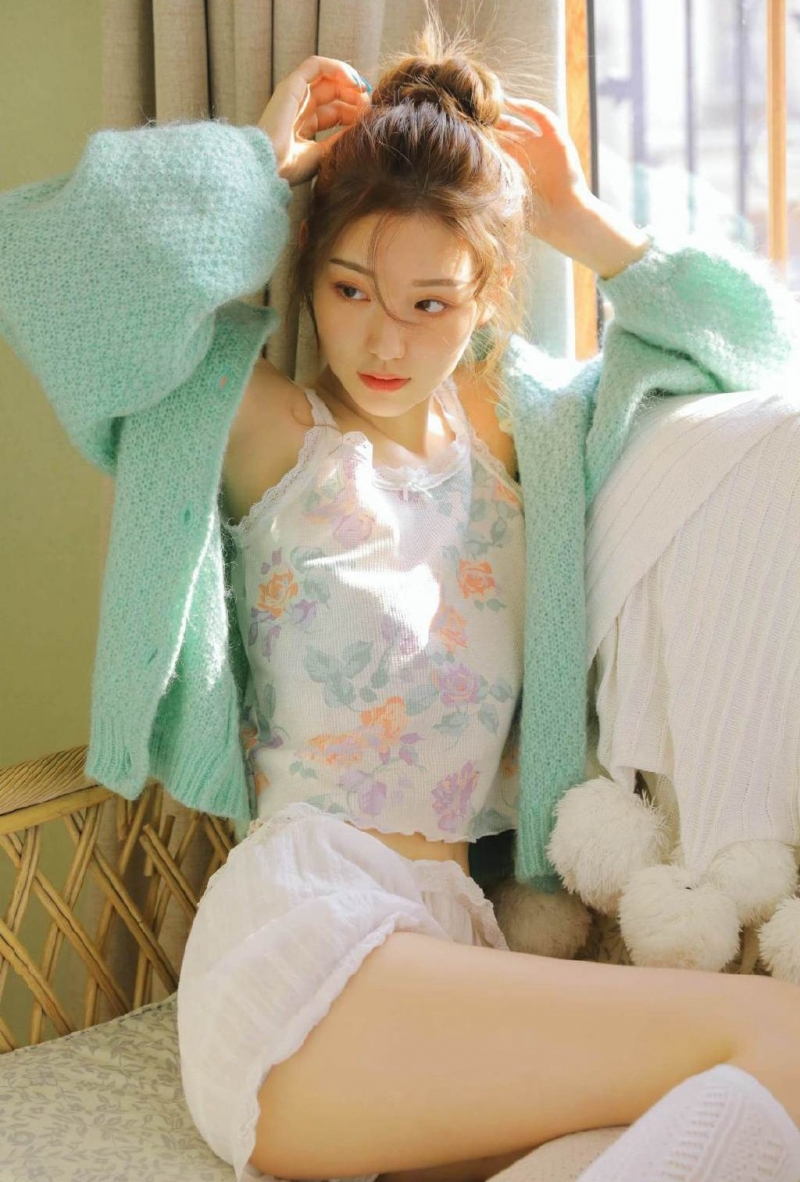 超短裤小姐姐白丝美腿私房写真