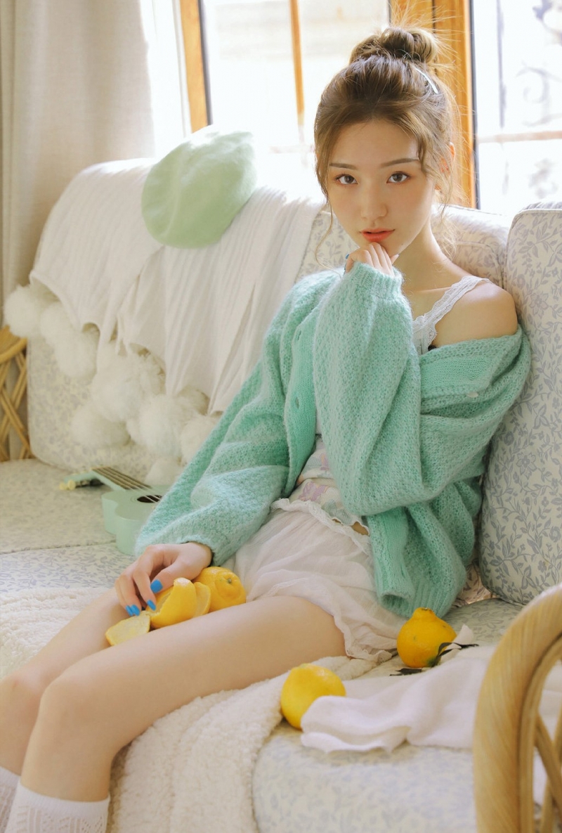 超短裤小姐姐白丝美腿私房写真