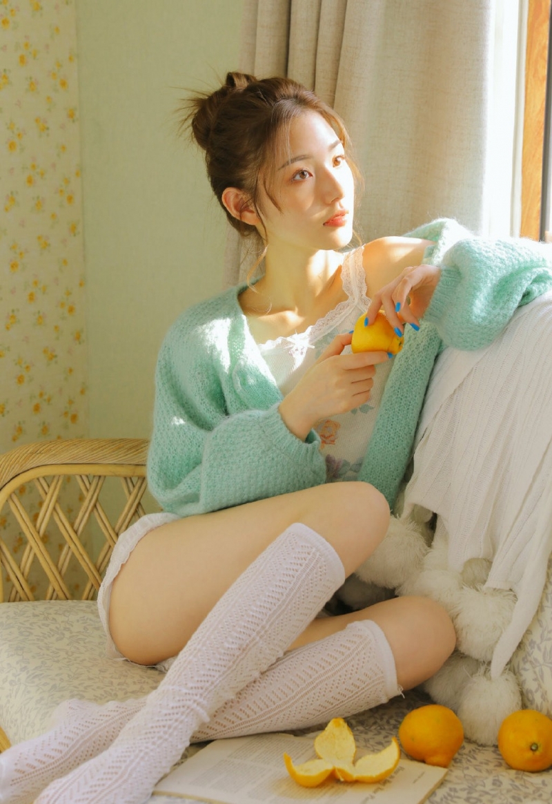 超短裤小姐姐白丝美腿私房写真