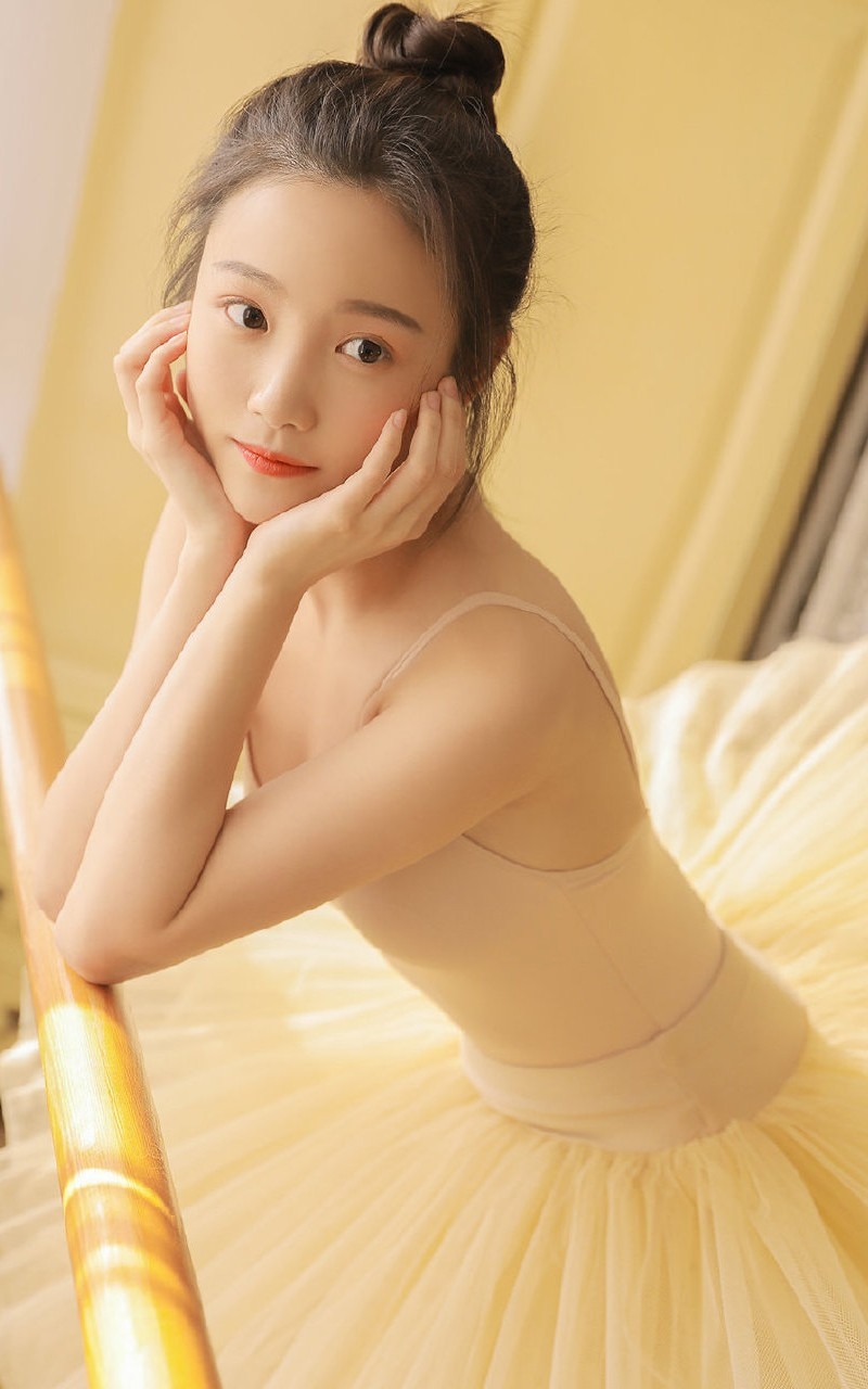 丸子头美少女白丝美腿室内写真