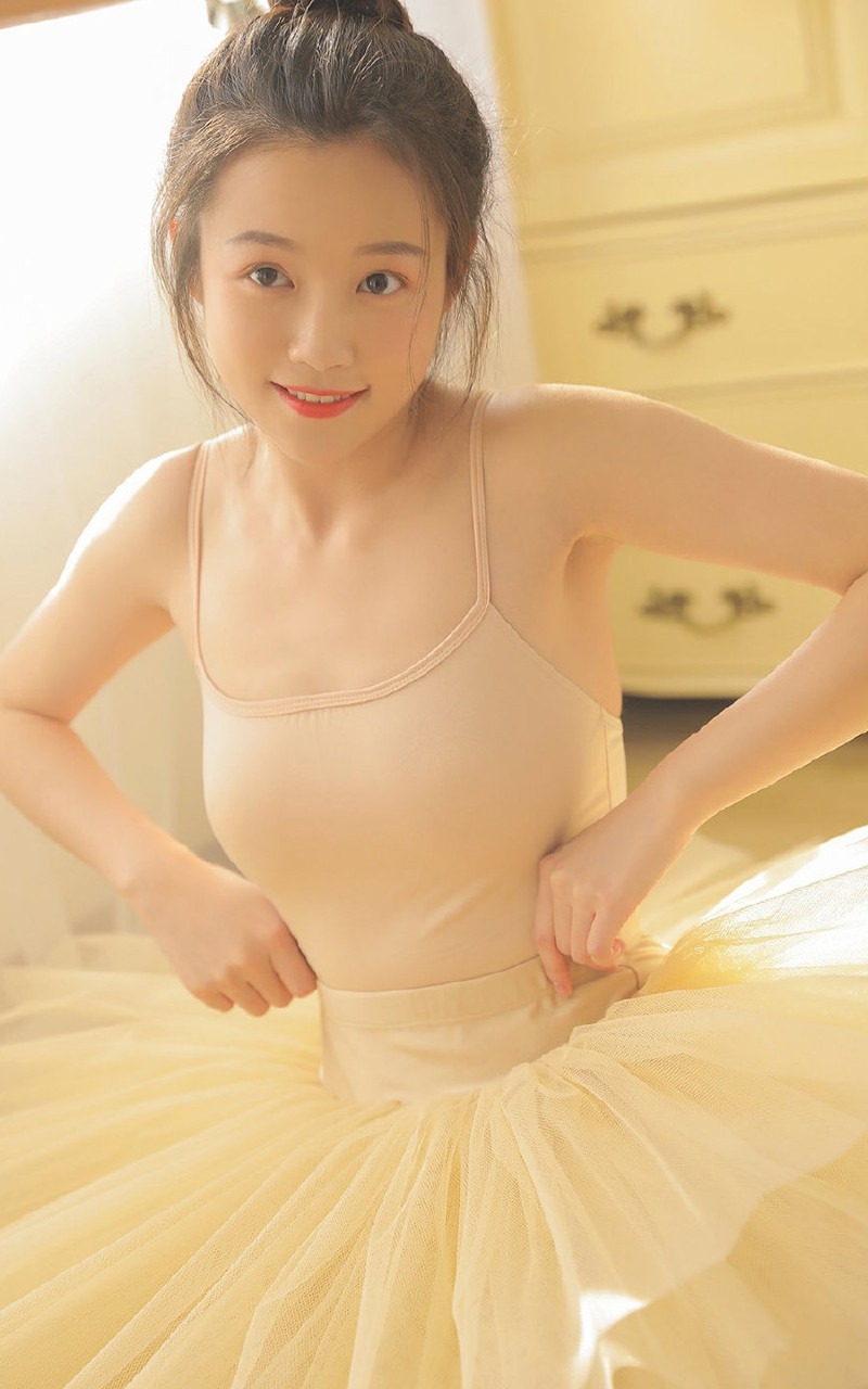 丸子头美少女白丝美腿室内写真