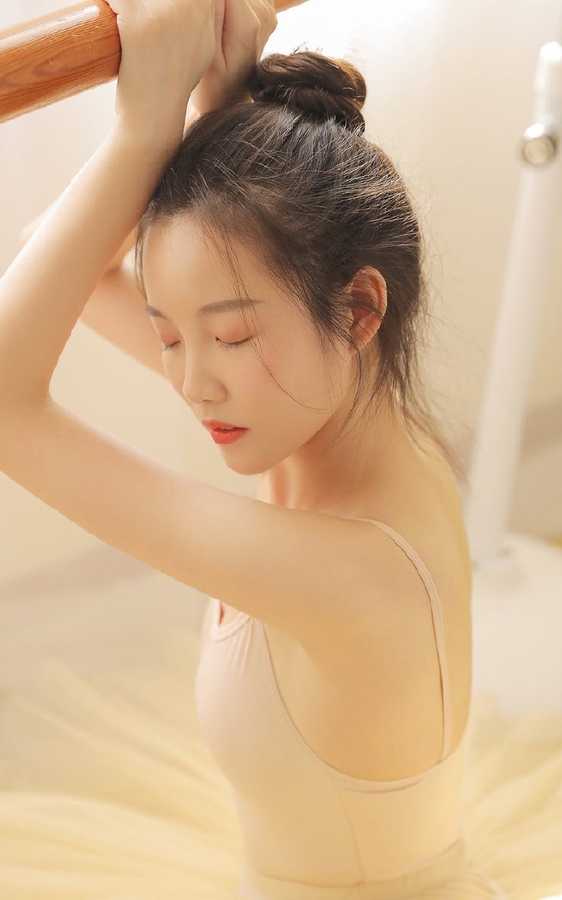 丸子头美少女白丝美腿室内写真