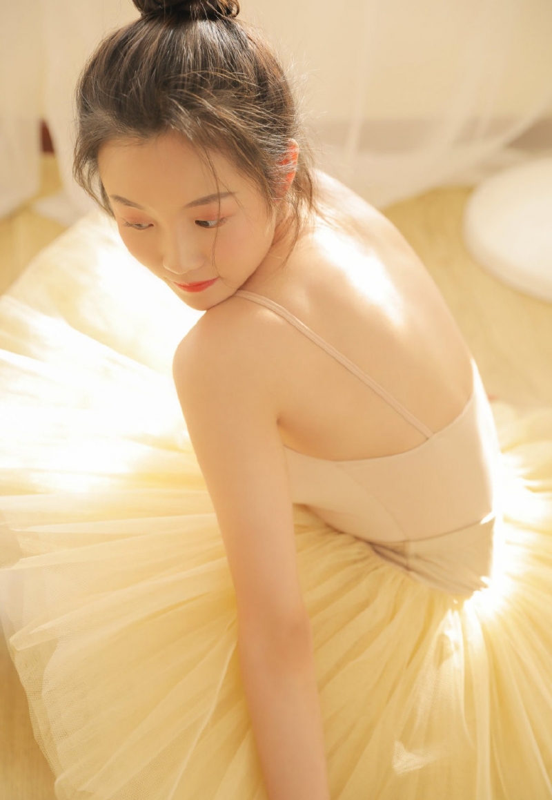 丸子头美少女白丝美腿室内写真