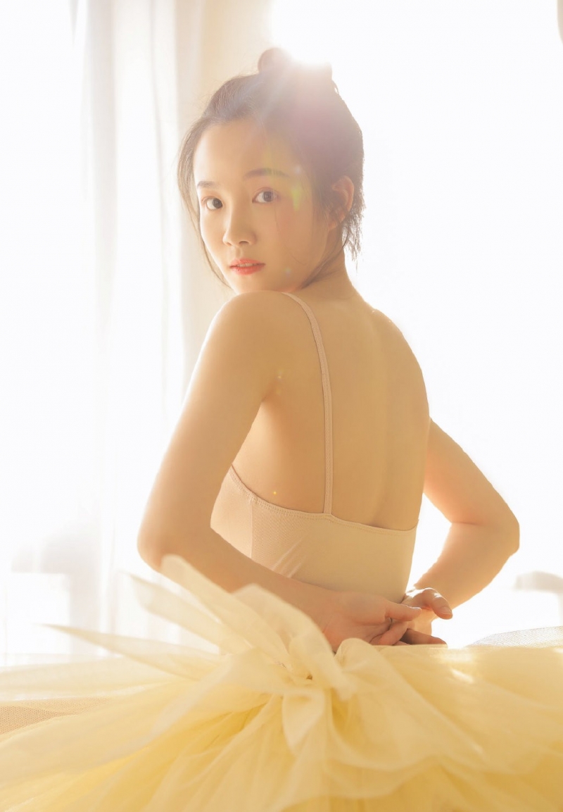 丸子头美少女白丝美腿室内写真