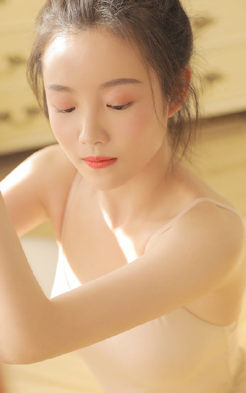 丸子头美少女白丝美腿室内写真