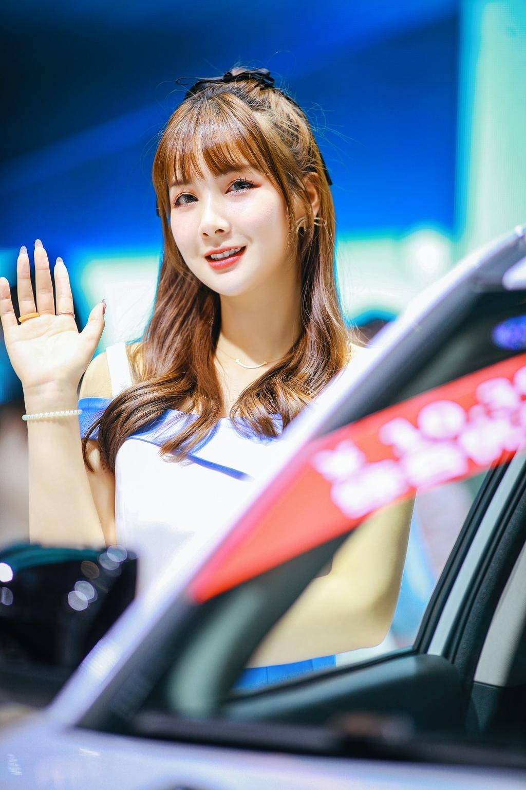 性感迷人美女车模红唇雪肤私拍