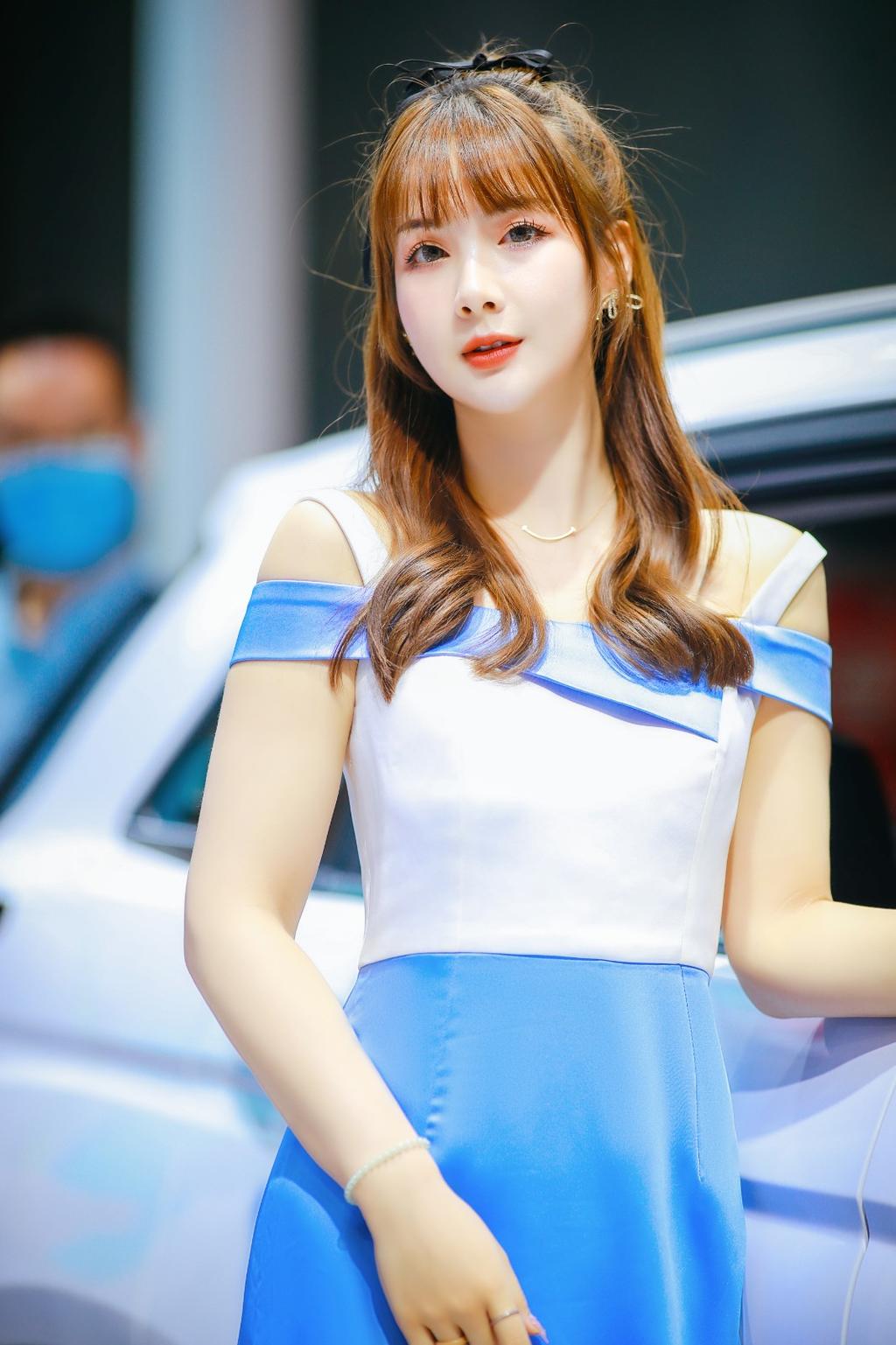 性感迷人美女车模红唇雪肤私拍