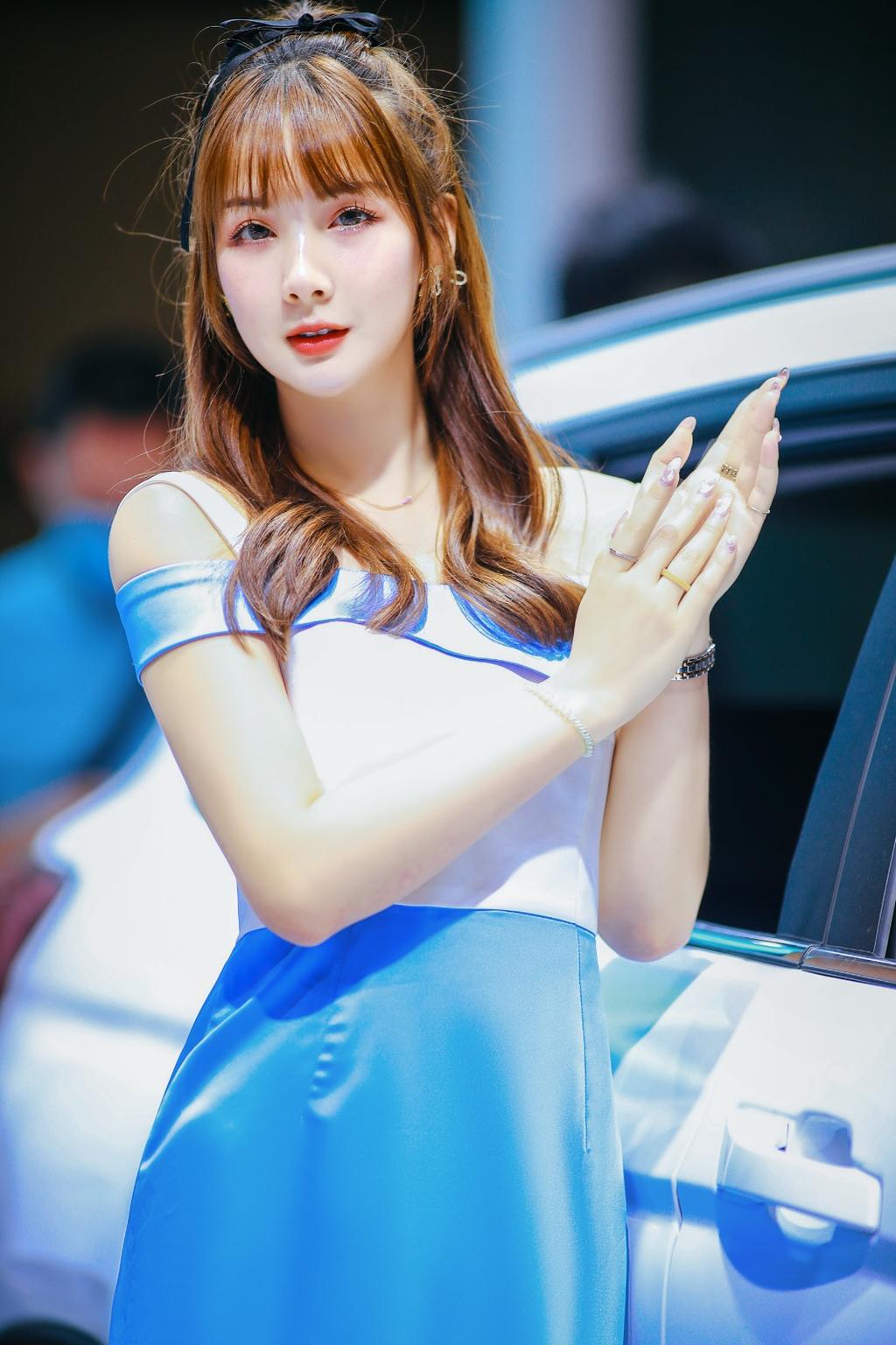 性感迷人美女车模红唇雪肤私拍