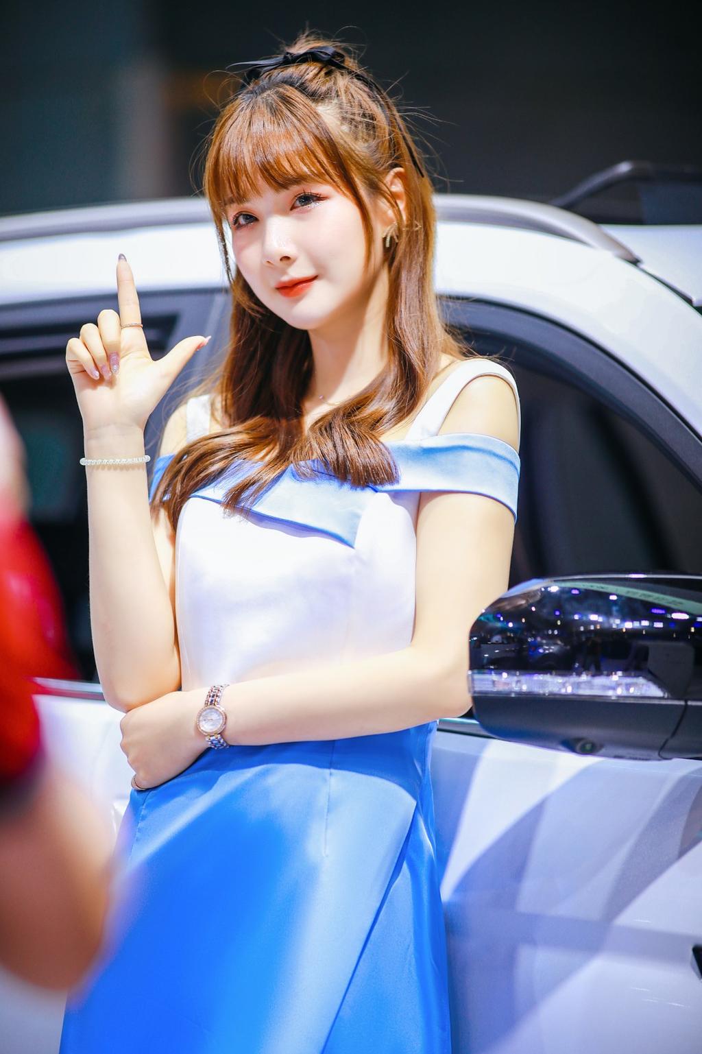 性感迷人美女车模红唇雪肤私拍