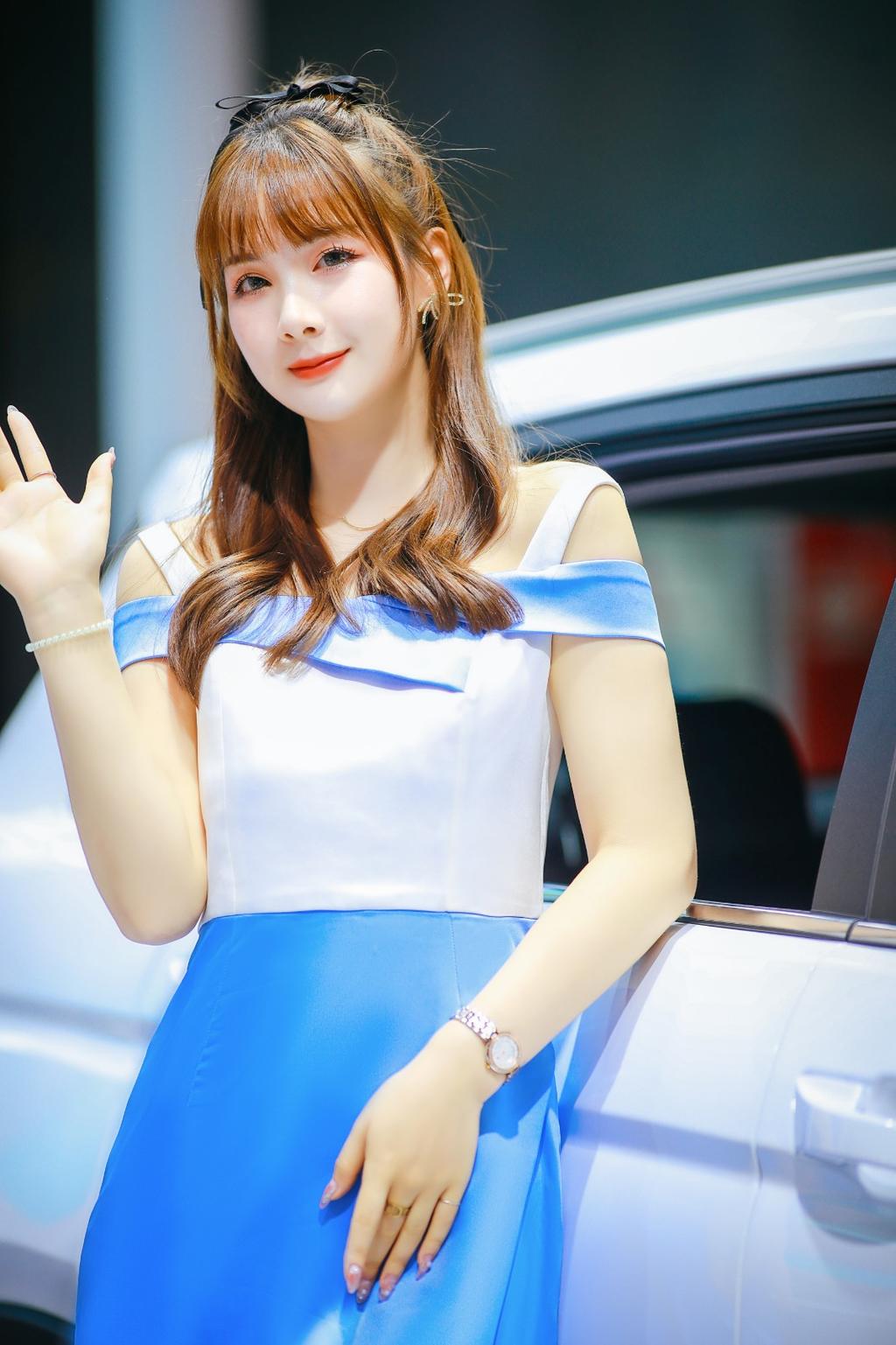 性感迷人美女车模红唇雪肤私拍