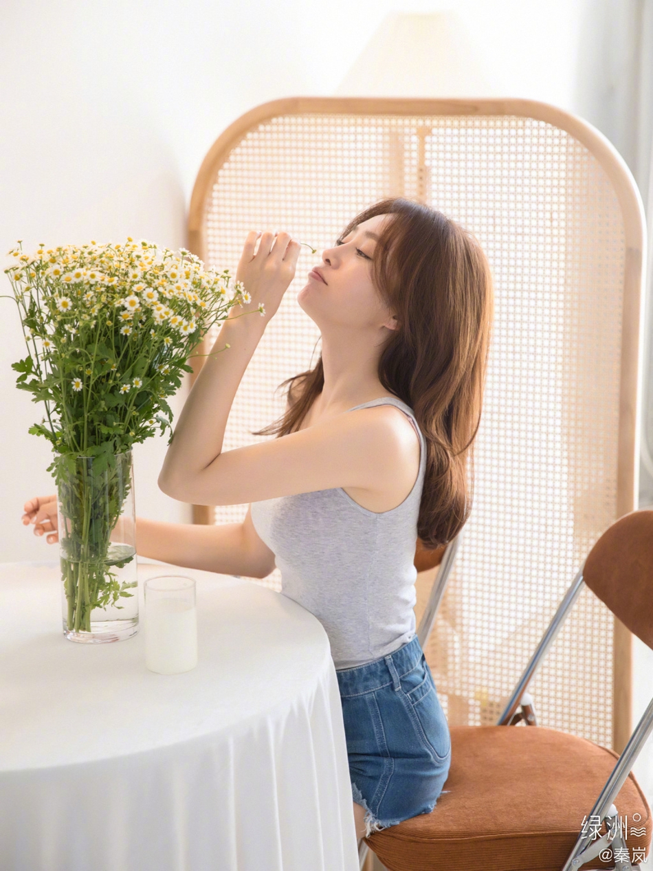 秦岚背心热裤尽显纤细身材写真